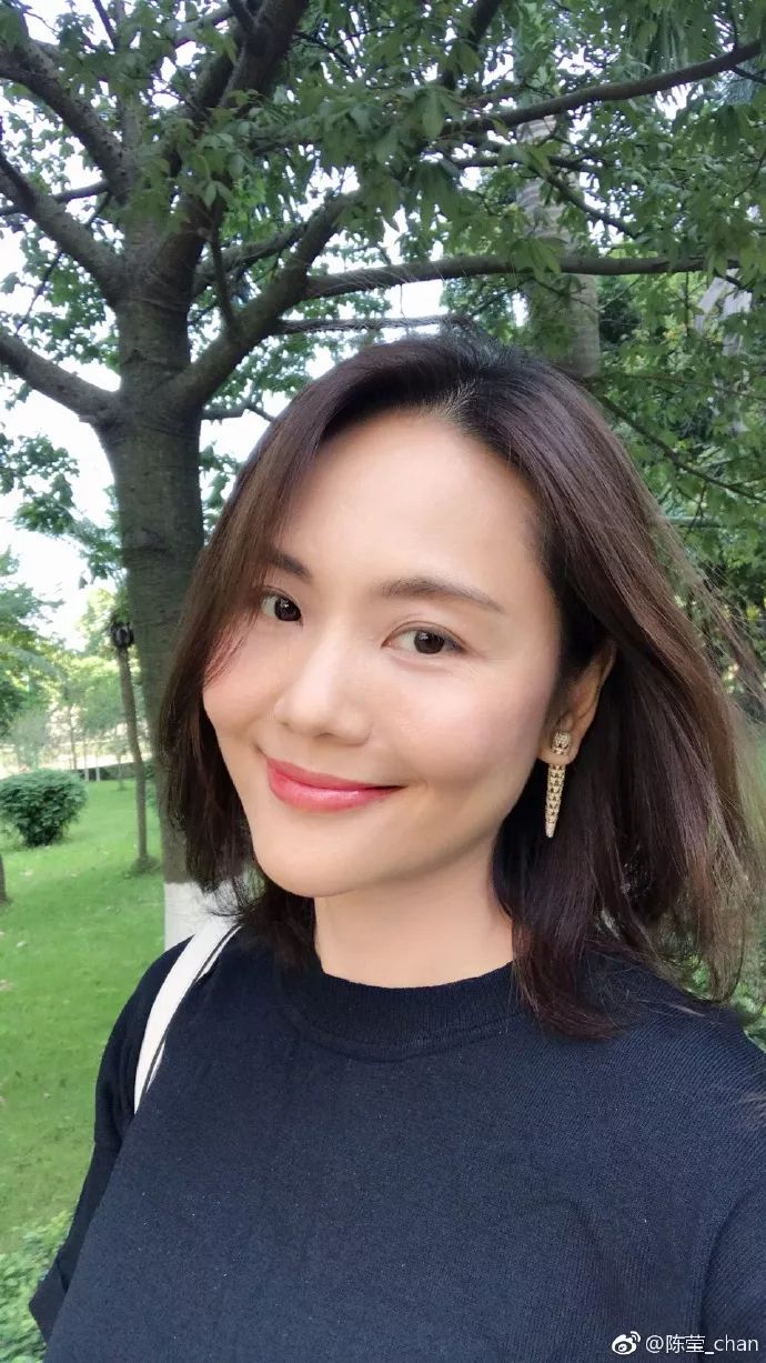 最近演员陈莹在微博晒出近照,妆容清新,阳光正好,有的网友说,正脸看