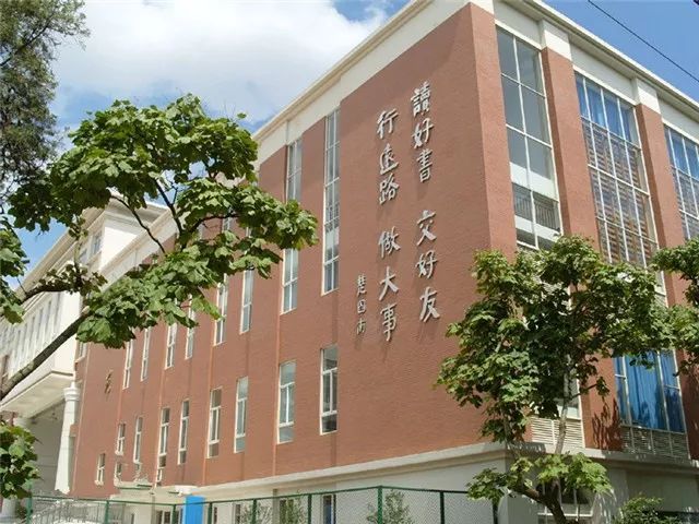 交好友 行远路 做大事 前身为东陆大学,1936年成立国立云大附中 1948