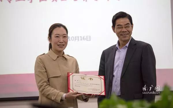 (南师大研究生院副院长莫少群为我校新闻传播学院副院长谢蓓副教授