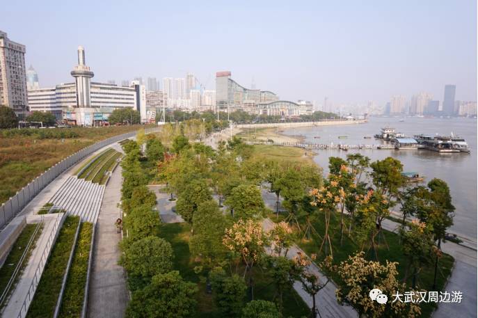 汉水两岸一边是 南岸嘴,一边是汉口 龙王庙江滩,长江对岸是 武昌.