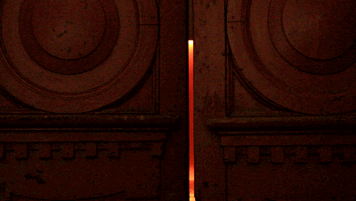推开砖红色的民国时期的木质大门,背景墙正中落日霓虹造型的影灯一下