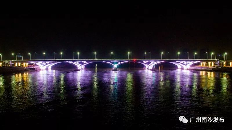 凤凰二桥已正式通车夕阳下的灵山岛尖建设中的明珠湾左右滑动查看更多