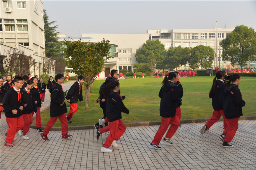 学生发展上海市建平实验中学进行紧急疏散演练和颁奖活动