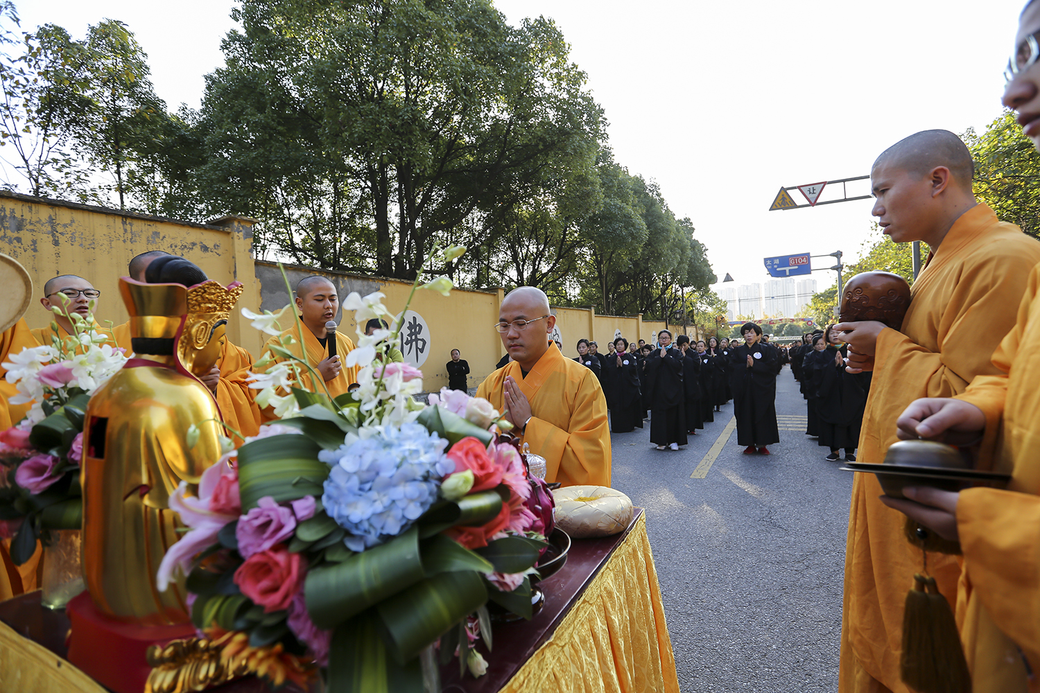 湖州白雀法华寺"三步一拜朝真身"活动功德圆满