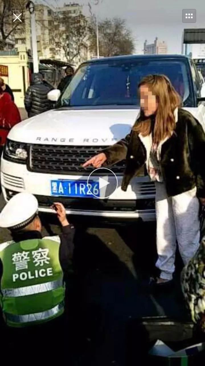 哈尔滨一路虎车女司机违停还大骂撕扯交警，已被刑拘！ 3218