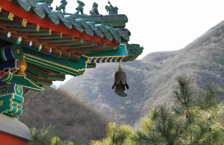 旅游 正文  白瀑寺于1998年重新修建, 寺庙内有藏经阁, 药师殿,弥陀殿