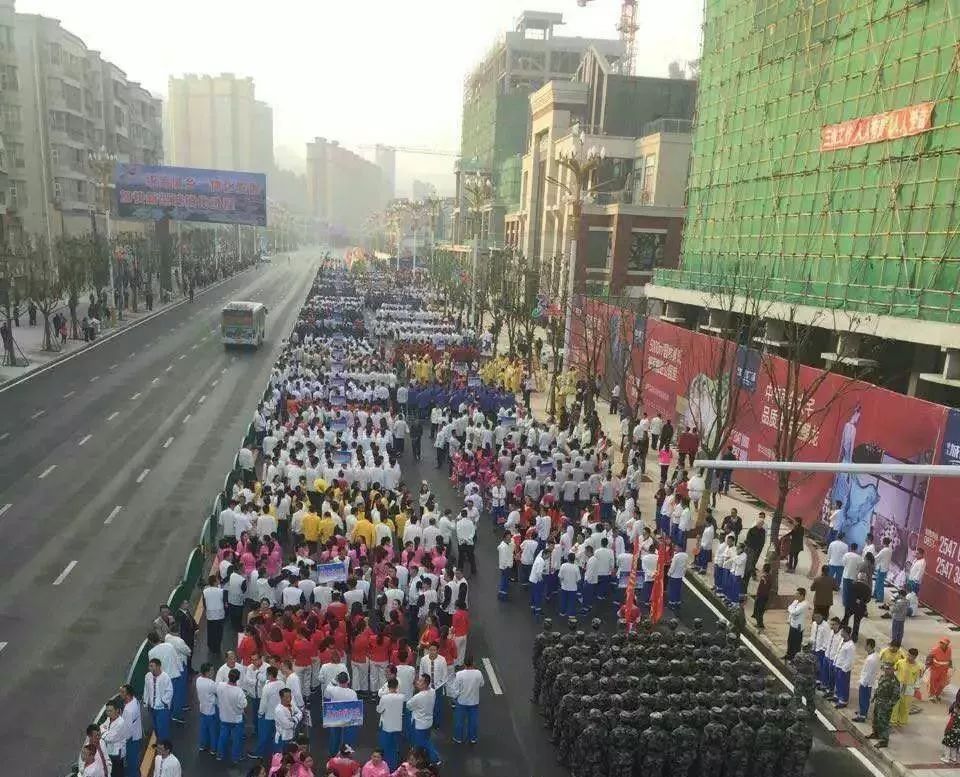 今日,上万务川人齐聚街头,为务川县庆添彩!