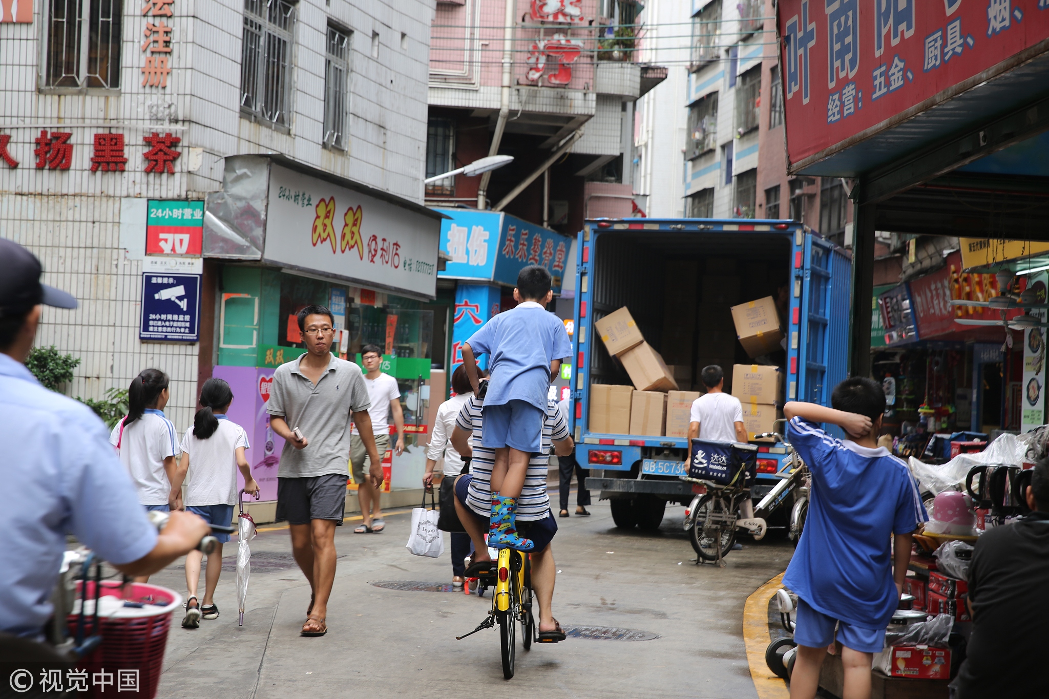 实拍深圳市中心内拥挤破败的城中村