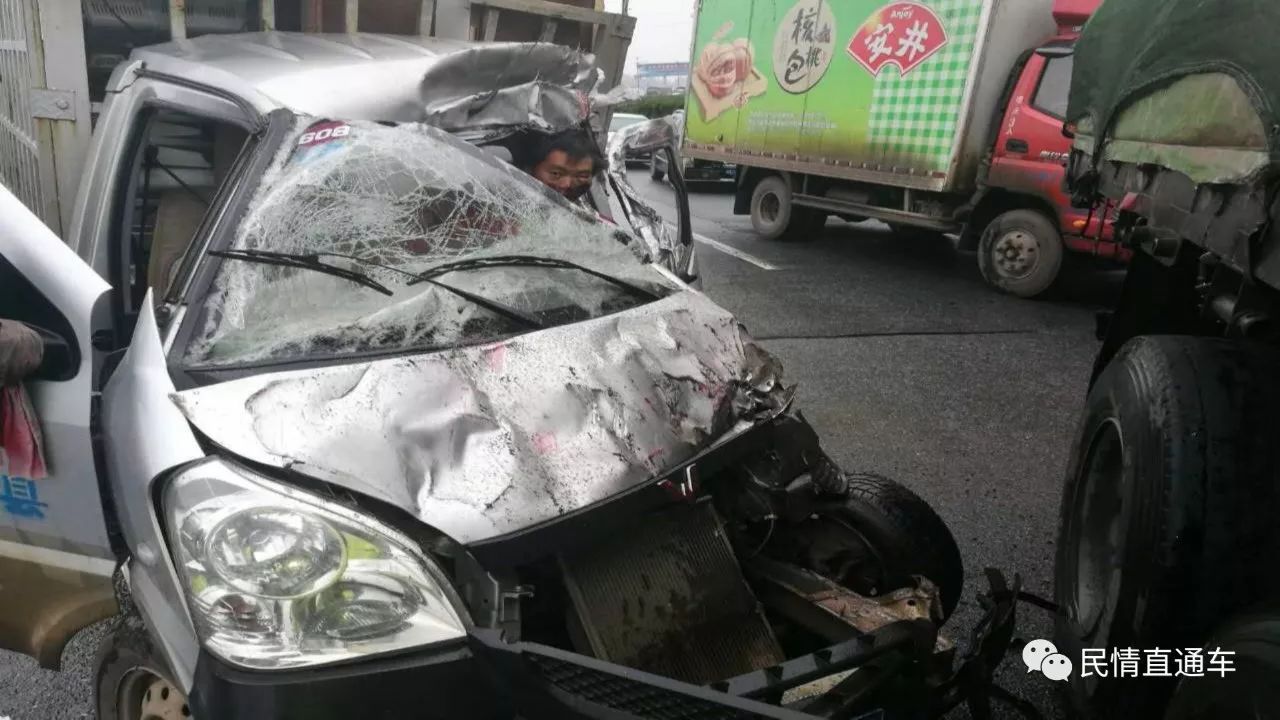 昆楚高速雨天路滑交通事故频发