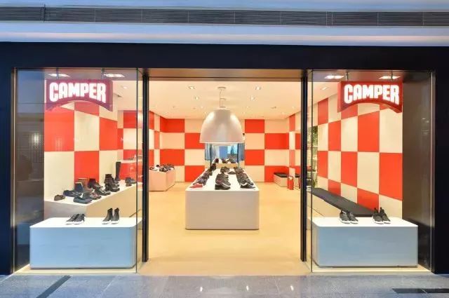 camper是西班牙方言里对mallorca岛上农夫的称呼,但该品牌的店面设计