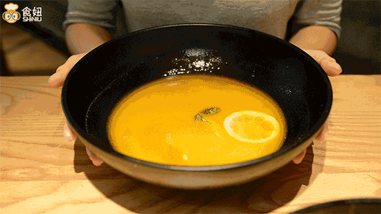 黄色的柠檬酸汤,居然还带着点辣味.嗜酸如命的我可以连汤底都不放过!