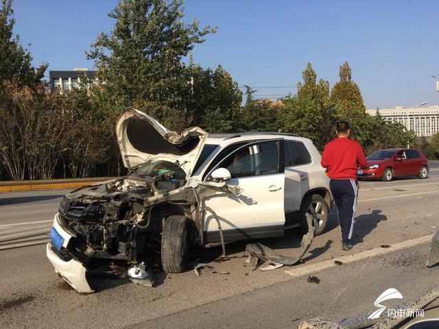 济南旅游路发生一起交通事故 路中间隔离护栏被撞20米