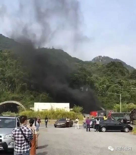 广乐高速英德路段淘金山隧道内发生中巴着火事故现已通车