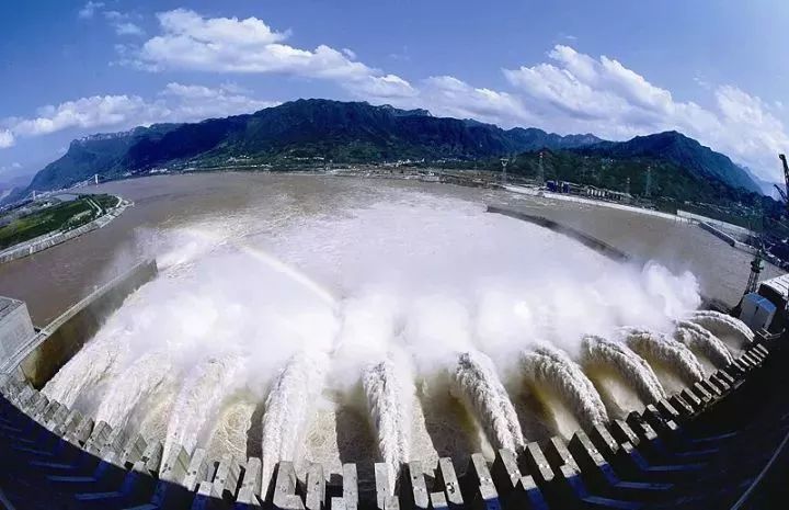 07:30-10:30乘车游览世界水利奇观---三峡大坝