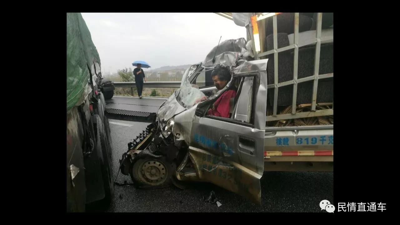 昆楚高速雨天路滑交通事故频发