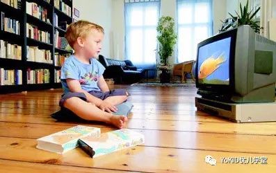 对于孩子看电视的时长也要限制,小孩子的自控力是有限的,很多小朋友是