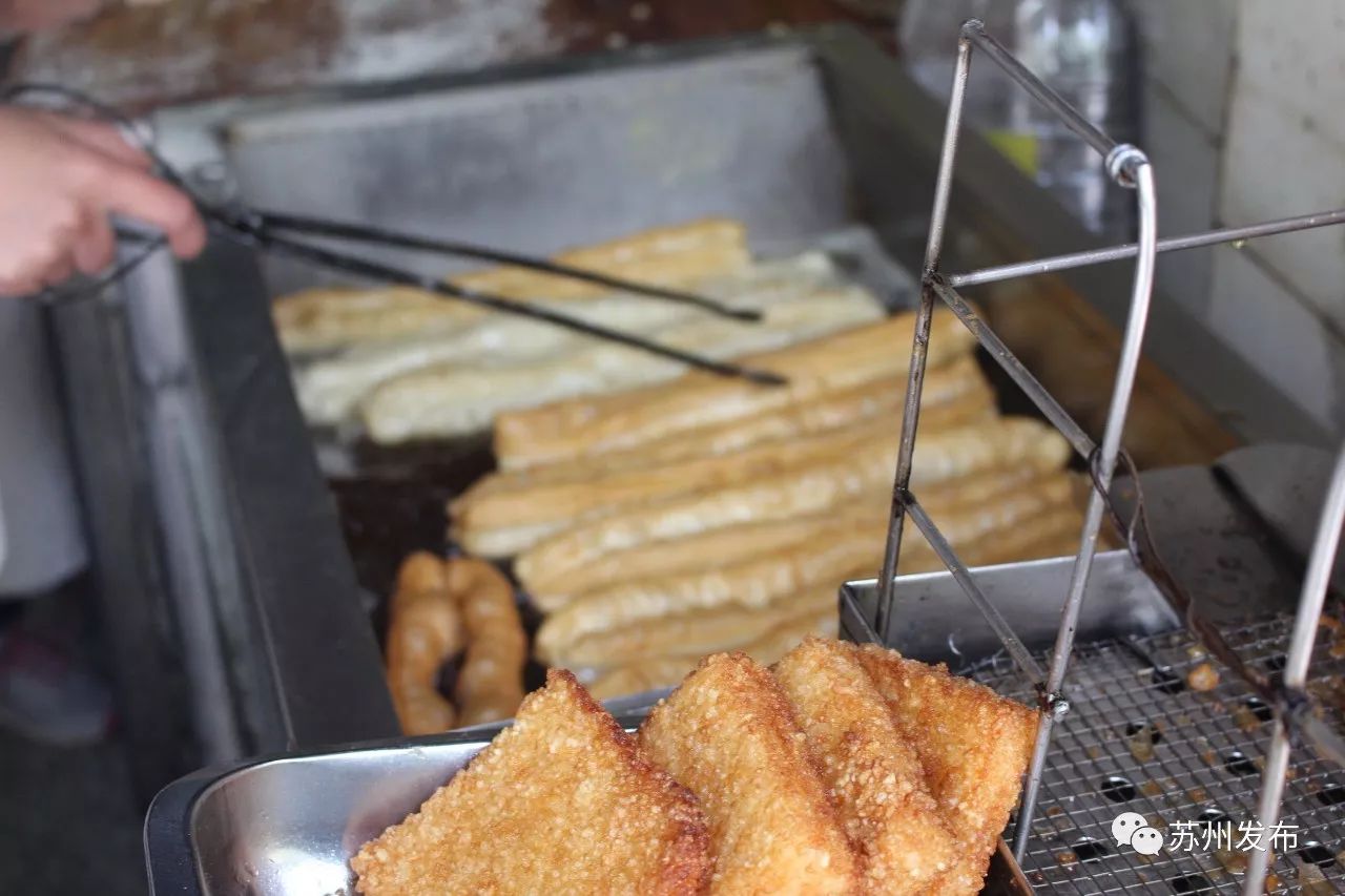 现炸油条蓬松,现烘的大饼酥脆,再配一杯暖暖的豆浆,美好的一天因