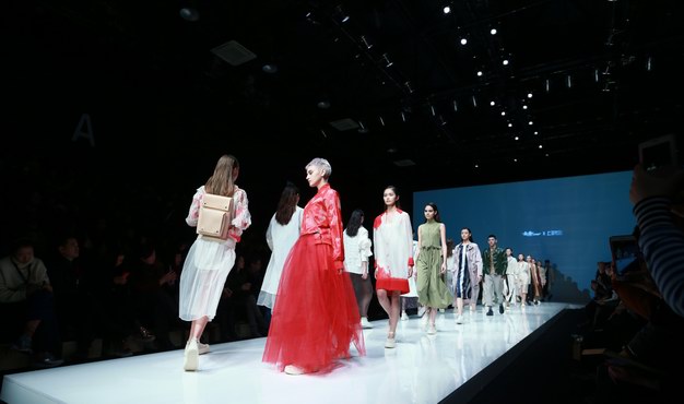 “金帝”携手独立设计品牌“上手花田”亮相中国国际时装周