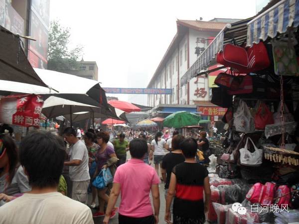 关林市场多年来一直以小商品批发为,市场内成排的门面聚集,形成片区