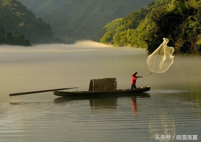 小东江撒网的渔夫每天会按时出船撒网,早晨一次,傍晚一次,这就是他们