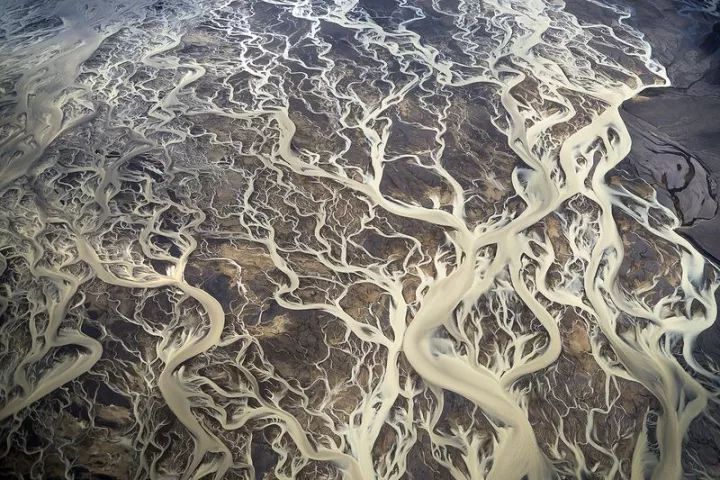 上面的6张图片是位于冰岛的由冰川形成的河流.