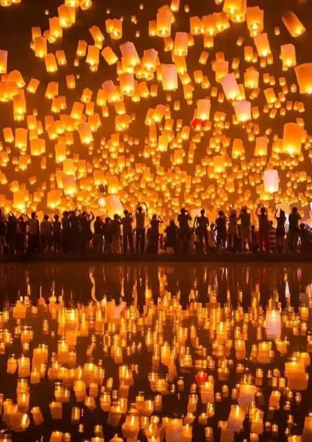 泰国最美水灯节,万人天灯奇观震撼心灵!