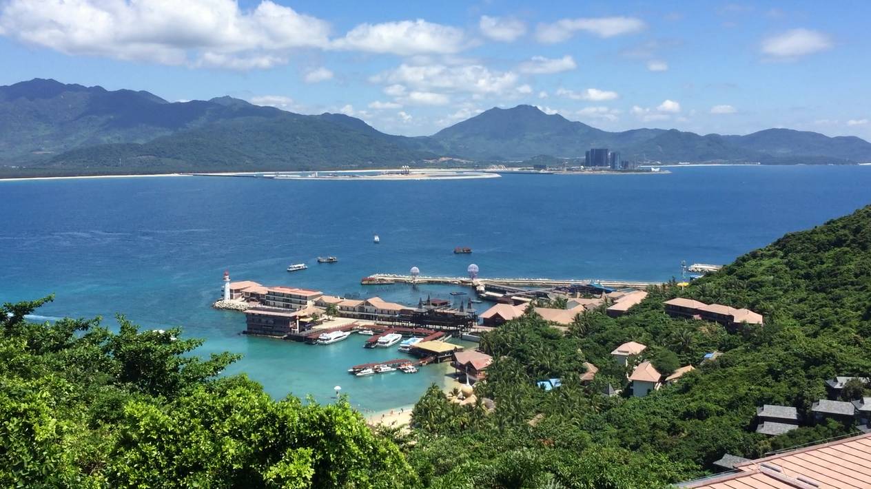 分界洲岛"欢喜亭"坐落于分界洲岛最高山峰山顶处,于2016年竣工完成