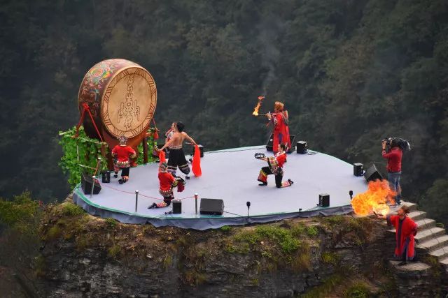 湘西苗族鼓舞是苗族历经千年传承下来的独特民族艺术,其特色是将鼓点