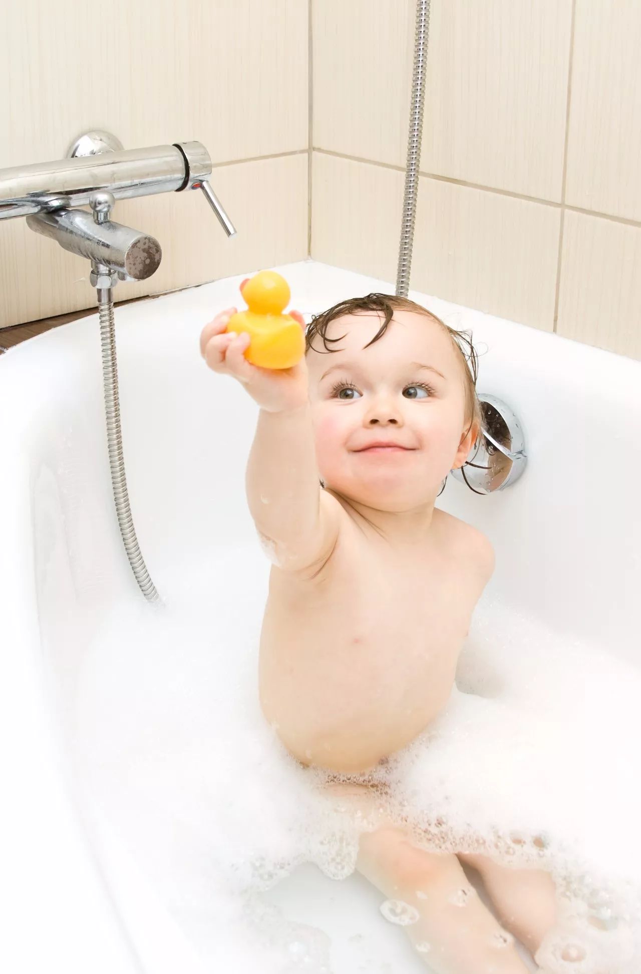 好心给宝宝洗澡结果洗出皮肤病?