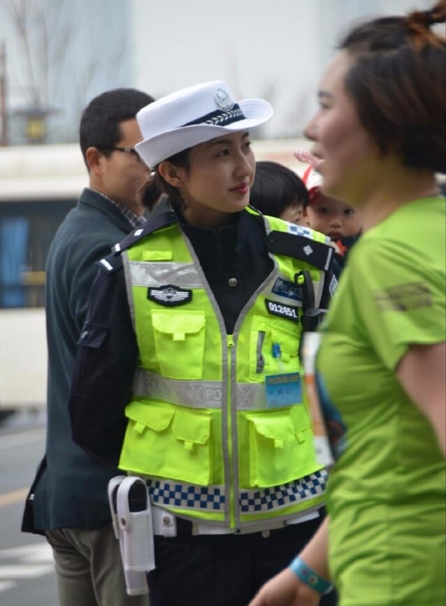 西安现最美女交警,网友:我们心甘情愿被你贴条!