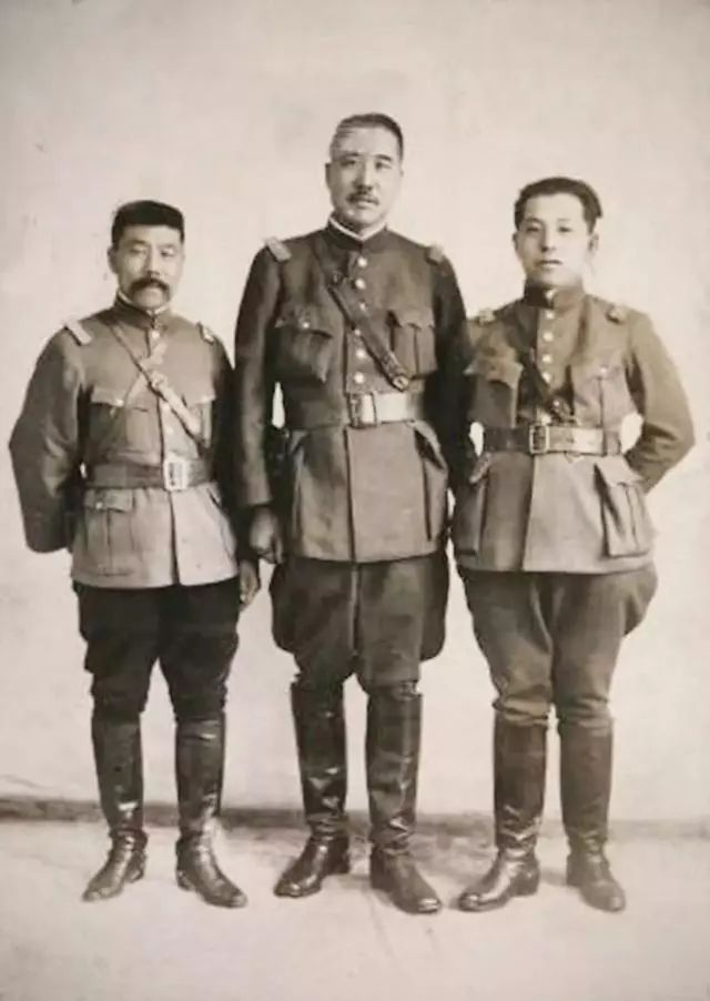 历史 正文  中间身高马大者为张宗昌,右侧为少帅.