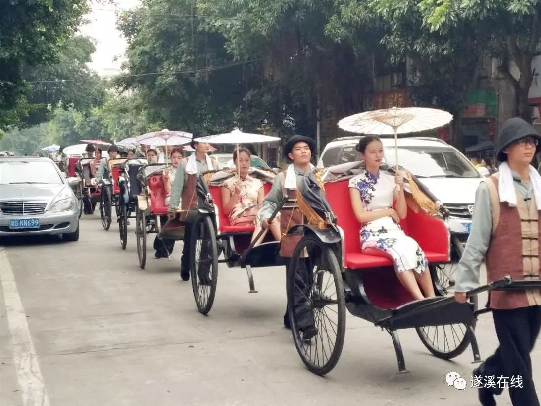 昨日遂溪街头惊现一队黄包车,还有身穿旗袍的江南美女