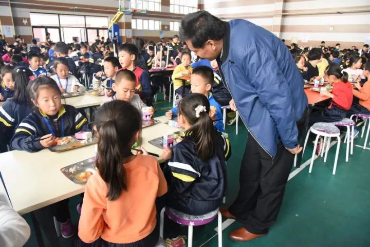 陈伟力女士与孟庆芬女士参观大连经济技术开发区松林小学一年营养餐