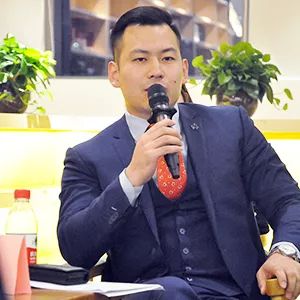 吕元顺玫瑰里总经理作为国内购物中心首家屋顶一站式婚礼堂"玫瑰里"