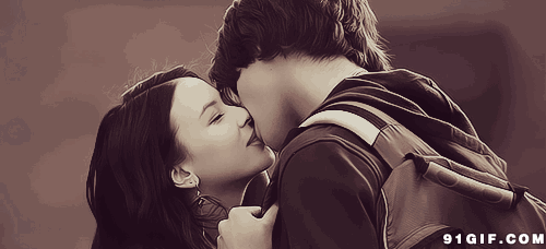 一个漫长的拥抱,一个甜蜜的吻,是世界上最浪漫的情话.