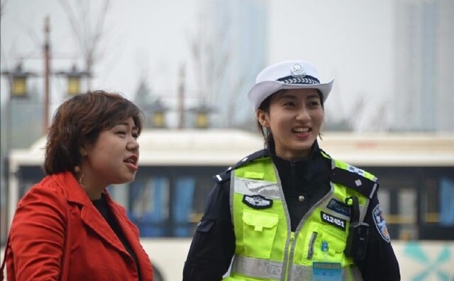 西安现最美女交警,网友:我们心甘情愿被你贴条!