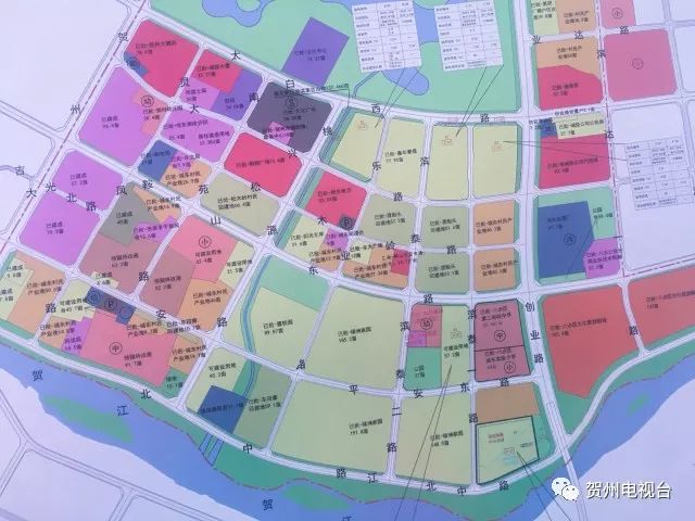 是配合贺州市区域中心城市建设,优化城东新区规划布局,节约用地,调整