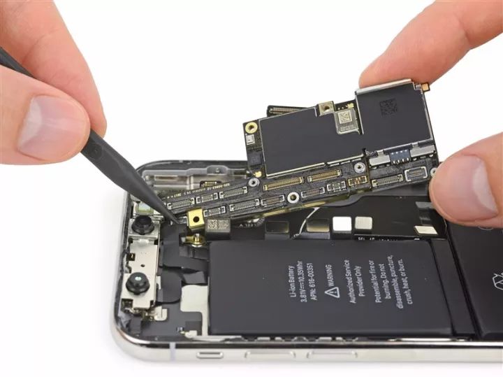 虽然我们见过无数的 iphone 内部拆解,但依然感叹苹果的设计功力真是