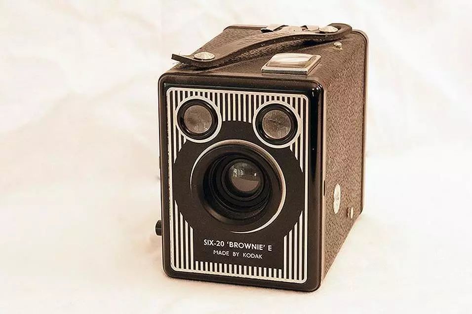 brownie相机简易便携,改变了人们对照相机昂贵,庞大的固有印象, 将