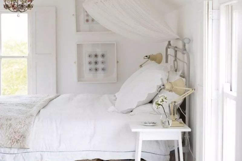 白色卧室很好看布置不好就成酒店标准间要做到纯净而不枯燥