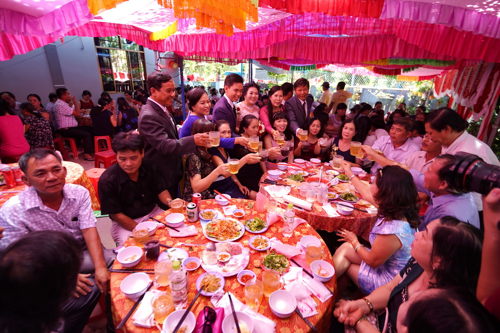 越南乡村结婚很热闹,就在自家院子里摆喜酒,婚宴为什么要七个菜