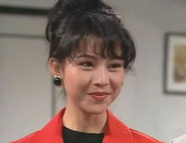 1994年 20岁第一次出演电影《九品芝麻官之白面包青天》饰演青楼女子