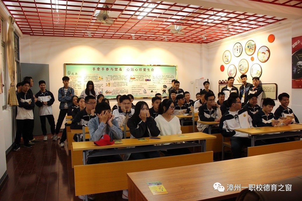 漳州高三年级学生到漳州一职校参观漳州市预防