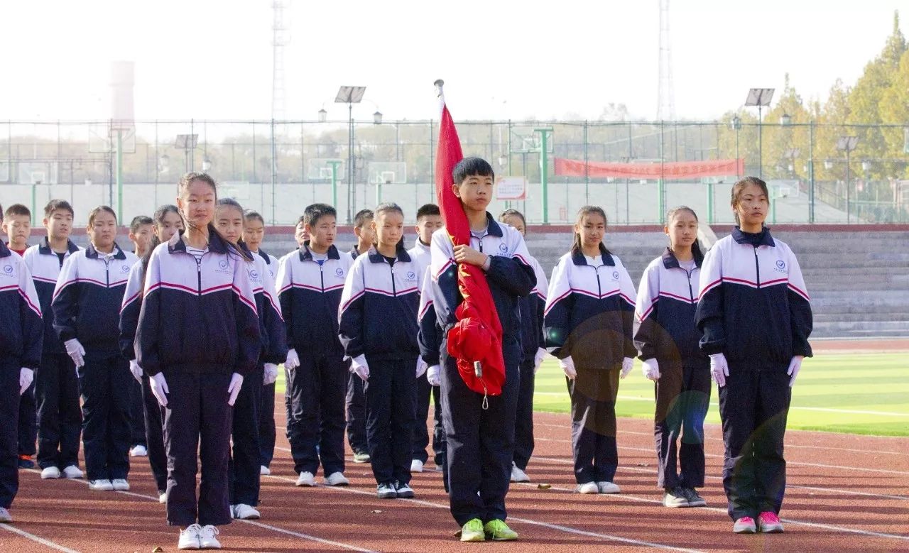 11月6日,深秋,淄博高新区实验中学操场上举行了的升旗仪式.