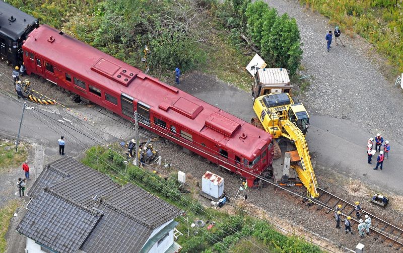 日本发生离奇交通事故:火车撞上挖掘机