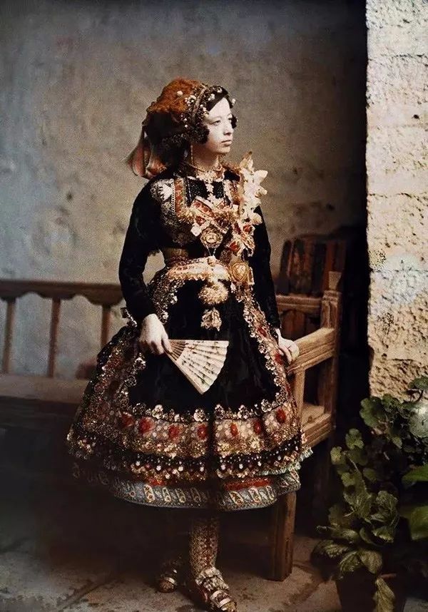 1924年,穿着传统服饰的西班牙女孩.