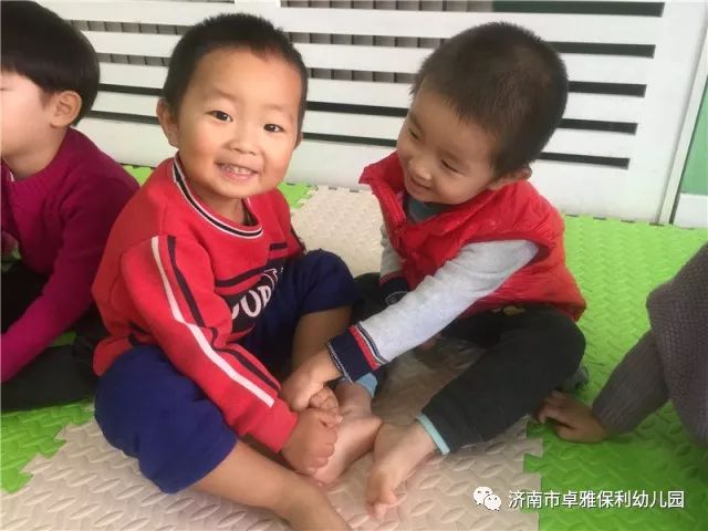 精彩瞬间卓雅保利幼儿园小三班会跳舞的小脚丫