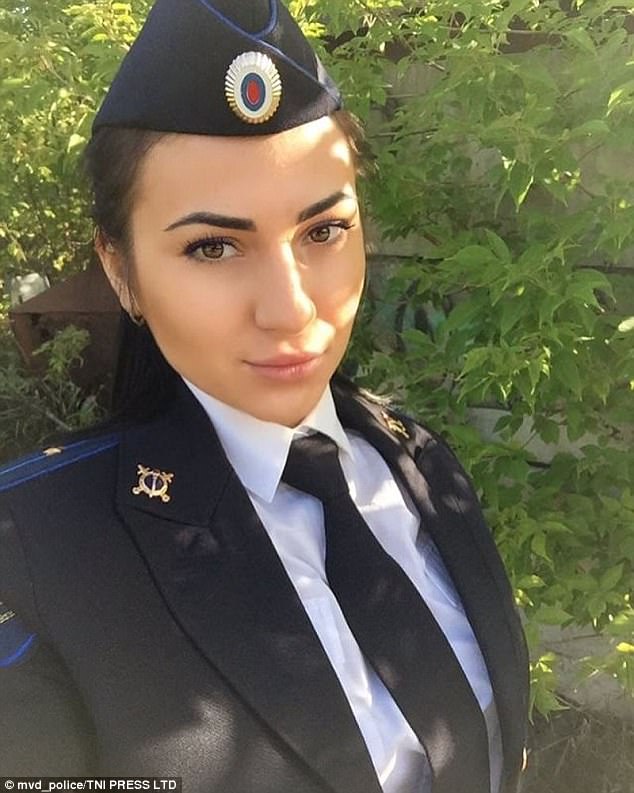 吸睛俄女警穿制服自拍竞选最美女警官