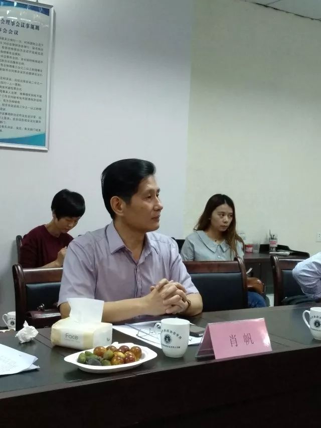 潮州市律师协会副会长肖帆 在座谈会中,佘子波副调研员,许锦深会长对