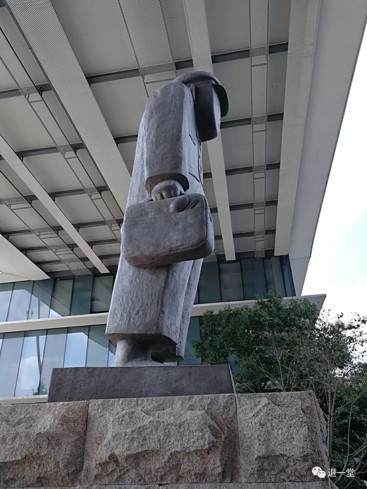 阿里巴巴集团总部的雕塑独具一格,很有内涵,是曾经的那个时代的一个